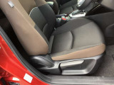 運転席シートリフター!ご自分の好きなシートポジションが取れるので運転が楽しくなりますし疲れにくいです。