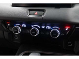 運転席と助手席の温度設定の変更が可能な左右独立タイプのデュアルエアコンです♪♪♪暑がりな人・寒がりな人も誰もが車内を快適にお過ごしいただけます♪♪♪