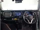 デザインもよく、居心地のよい運転席ですね。分かりやすいスイッチ類ですから操作もしやすく運転をサポートします。ぜひご来店いただき、実際にお座りいただいてステアリングを握ってみてください!
