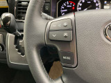 運転中、オーディオの操作をしてて、ハッとしたことはありませんか?ステアリングスイッチは、運転中でもハンドルでオーディオの操作が可能です。安全なドライブをサポートします。
