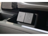 USBオーディオ用ソケットがついていますので携帯電話などを接続すれば音楽等の再生が可能です!充電用ソケットもございます!