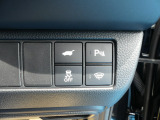 運転席からテールゲートの開閉が可能です。パーキングセンサ―、フロントガラス熱線、VSA、安全支援情報スイッチです。