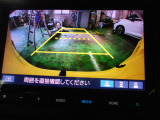 バックカメラの画像です。ガイドラインがスムースな車庫入れをサポートいたします。車庫入れの安心感がアップしますね。