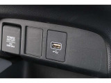 スマートフォンなどの音楽再生が可能なUSB接続ジャック装備車両です♪♪♪
