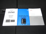 カギをバッグやポケットに入れたままでもドアロックの開閉やエンジン始動ができる『スマートキー』付き!暗くなってもキー穴を捜す必要が無くとっても便利ですから人気の装備です!