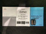 スマートキーは鍵をバッグに入れたままでもドアロックの開閉やエンジンのON・OFFができます。夜間や雨の日も鍵を探さなくて良いので便利です。