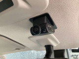 ナビ連動型、ドライブレコーダーを装備。万が一の際に映像を記録し、ナビモニターにて再生、確認を行う事が出来ます。又、駐車監視機能を搭載しておりますので、お車駐車中の当て逃げの際にも自動録画致します