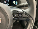 前方の車との車間を設定し、スピードを上げたり緩めたりを自動で行ってくれる追尾式の「レーダークルーズ」。上級装備の一つです!高級車にしかつかない嬉しい機能です。