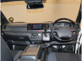 オシャレなインテリアで運転する気分も盛り上がりますよね^^