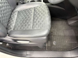 運転席シート足元です。