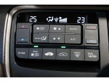 オートエアコンは左右席で独立温度コントロールが可能です。運転席はキンキンに冷やして助手席はマイルドにと言った設定が可能です☆暑さ寒さでケンカすることもなくなりますね♪