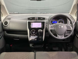 運転席周りになります。内装色はブラックです。