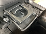 運転席からも助手席からも使いやすい位置に引き出し式ドリンクホルダーとスマホなどを置けるトレイを配置。
