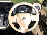インテリアに合わせたデザインのステアリングは、運転される方のことも考え、運転しやすい形状、大きさです。是非一度、実際に触ってお確かめください。