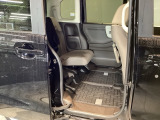 シートをはね上げれば、高さのある荷物も積めます。