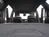 ●後部席を倒して、長い荷物を運ぶ事が出来ます。あると便利なトランクスルー機能です。