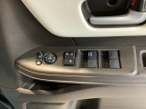 電動格納式リモコンドアミラーと、パワーウィンドウスイッチ等は運転席ドアにあります。