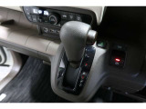 インパネシフトだから視線の移動も少なく足元もスッキリ♪運転席もゆったりしているのでゆとりを持ってドライブできますね!