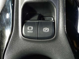 パーキングブレーキの作動と解除が簡単に行える【電動パーキングブレーキ】! 渋滞や信号待ちなどでブレーキを踏んで停車した時にブレーキを保持してくれる【ブレーキホールド】機能も搭載しています!