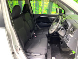 運転席まわりには十分なスペースがあり、大柄な方でもゆったり運転していただける環境です。