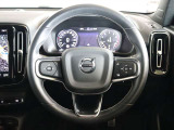 ステアリングはXC60などと同様の3本スポークですが、よりスポーティーなデザインとなっています ステアリングスイッチも充実しており、手を離すことなく機能を操作できます
