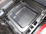 助手席下には、収納BOXが装備されておりシューズなどをしまって置くことが出来ます。また取り外せますので汚れ物を洗い場まで持って行けて便利ですね!