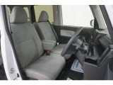 運転席のスペースはゆったりしていて、視界も広く確保されているので普段の運転からロングドライブまで快適です。