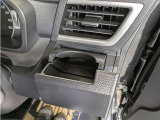 便利なカップホルダーを装備しています。 缶ジュースを開けて運転していると振動で倒れないかヒヤヒヤ、意外と置き場に困るもの。 意外に重要な装備ですね。