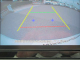 〔バックカメラ〕ギアをバックに入れると画面に自動的に後方映像が映し出され確認可能です。車庫入れなどの際に安全確認が出来て安心ですね。