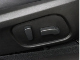 運転席と助手席は電動パワーシートが装備され、ドライバーの体系に合わせて細かいシートポジション設定が可能です!