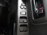 パワーウィンドウのスイッチですよ。 運転席に居ながら窓を開け閉めのコントロールできますよ。