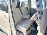 運転席まわりには十分なスペースがあり、大柄な方でもゆったり運転していただける環境です。