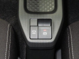 電動パーキングブレーキ&オートブレーキホールド機能付。「HOLD」スイッチを押しシステムONの状態にしておくことで信号待ちでブレーキを踏んで停車時ブレーキペダルから足を離してもブレーキを保持。楽です。