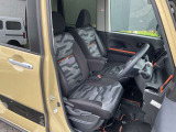 運転席・助手席の間にひじ掛けが付いていますので乗車中はとても快適です。