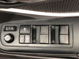 パワーウィンドのスイッチです。運転席に座りながら、助手席や後席の窓を開け閉めできるので大変便利ですよ。