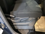 手動のレバーを使って、背もたれの角度を変えることができます。