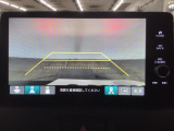 【バックカメラ】運転が苦手な方も車庫入れラクラクです!ギアをリバースに入れれば自動的に切り換わりますので、面倒な操作は不要です♪狭い駐車場もお車を傷つけず安心ですね!
