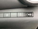 運転席のハンドル右奥側にまとめられたスイッチ群。一目で分かりやすく操作しやすいです。