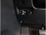 窓を開けずに料金所を通過できる今やもう必需品のETC!インパネにスッキリ装着したビルトインタイプです♪ETCカードの入れ忘れ・抜き忘れを音声やアラームで教えてくれるので、入れ忘れ・抜き忘れを防げます♪