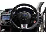 運転中もハンドルでの操作が可能です。特に高速道路等の目が離せない運転時には、便利さだけでなく、安全性も兼ね備えております。