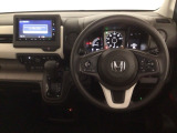 【ハンドル】運転にかかわる様々な操作を安全に行えるように視点移動が少なく操作性に配慮されたスイッチ類が凝縮されたコックピットです。