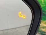 【ブラインドスポットモニター】走行中、ドアミラーの死角になりやすい箇所に後続車が接近するとサイドミラーのレンズに警告を表示!ドライバーに注意喚起をしてくれます。