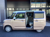 狭い場所での乗り降りもらくちんなスライドドアです♪