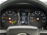 視認性の良い大きめのアナログメーターと、様々な情報を表示可能なディスプレイで、運転中の確認がしやすく安全運転に役立ちます。