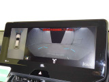 【パノラミックビューモニター】車を真上から見た状態をナビに映し出し、駐車時などをサポート☆クルマの斜め後ろなど、目が届きにくい箇所も確認できるため、いち早く障害物に気が付くことができます!
