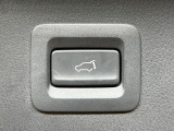 【パワーバックドア】スマートキーや運転席のボタンを押すだけでリアゲートが自動で開閉します!荷物を持っている時や、高い位置にあるバックドアを閉める際に便利な機能です♪