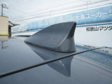 スタイリッシュな外観に加え洗車機や立体駐車場でアンテナを倒す手間が不要となるドルフィンアンテナ