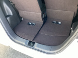 後席を前にスライドさせれば、荷室を広く使えます。
