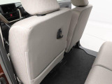 愛知ダイハツのお店では、ダイハツ車を知り尽くしたプロフェッショナルなサービススタッフが、専用の診断機器を使って各システムを点検しております。