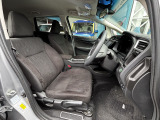 フロントシートのお写真です。 広い足元と、ゆったり座れるシートは長時間の運転でも疲れにくくなっております♪